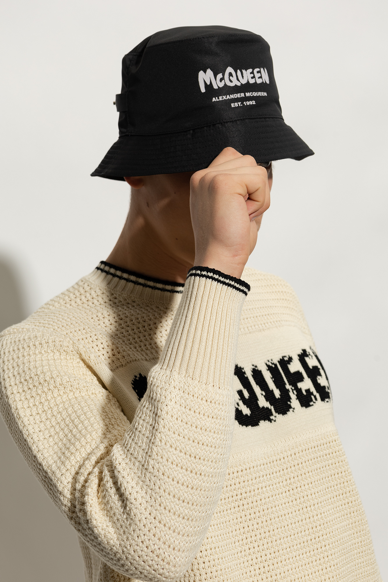 ハット alexander mcqueen BUCKET HAT WITH LOGO (719134_3404Q1000) Alexander McQueen White Silhouette Logo Bucket Hat | M (58cm